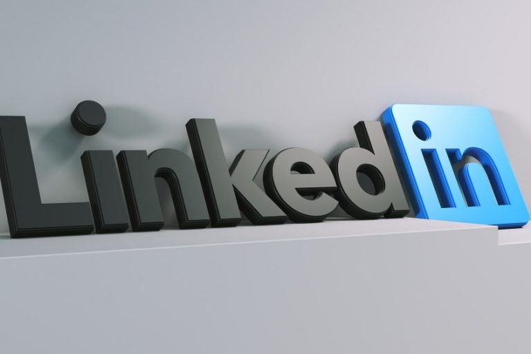 LinkedIn tips: Private mode, who viewed my profile, free or premium account, how to increase engagement